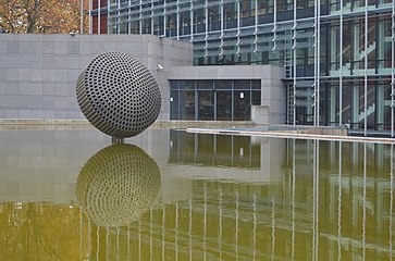 Œuvre de Jean François Diord dans le parc Jacques Depelsenaire à Charleroi.