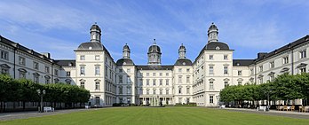 Palácio de Bensberg, construído entre 1703 e 1711 para servir como pavilhão de caça, agora um hotel-palácio em Bergisch Gladbach, Renânia do Norte-Vestfália, Alemanha. Em 1703, João Guilherme, Eleitor Palatino, encomendou ao Conde Matteo Alberti a construção de um novo palácio em estilo barroco. O eixo central do complexo de edifícios está alinhado exatamente com a Catedral de Colônia. (definição 5 796 × 2 349)