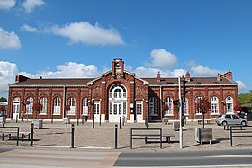 Photo montrant la façade du bâtiment voyageurs de la gare de Bergues.