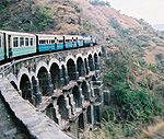 Un tren que cruza unha ponte con varios arcos