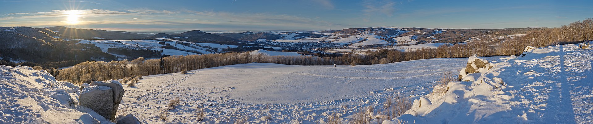 Ausblick vom Simmelsberg über den hessischen Teil im Bereich um Gersfeld und Ebersburg