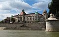 Façade principale de l'hôtel au bord du Danube, à proximité du Szabadság híd