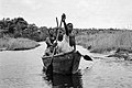 Una famiglia in canoa nella regione occidentale del Ghana.