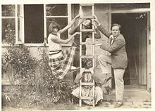 Tomlin poses with his lover Dora Carrington in the 1920s