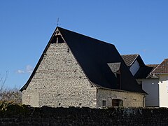 Photographie en couleurs d'une grange en galets.