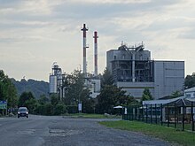 Photographie en couleurs d'une bâtiment industriel.