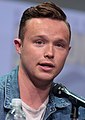 Ian Colletti interpreta Eugene Root