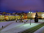 Senatstorget en decembermorgon 2004. Universitetets huvudbyggnad till höger och tsarens staty i mitten