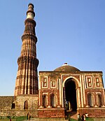 Visok minaret in mavzolej, oba iz rdečega in belega kamna