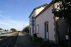 Le quai et la voie en direction d'Auray.