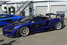 Photographie d'une hypercar bleue, vue de profil gauche, à l'arrêt, garée.