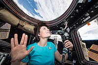 A astronauta italiana Samantha Cristoforetti, da AEE, também fazendo a saudação para homenagear Nimoy.