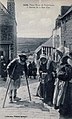 Personnes âgées à l'entrée de la Rue Chère vers 1920 (carte postale Villard).