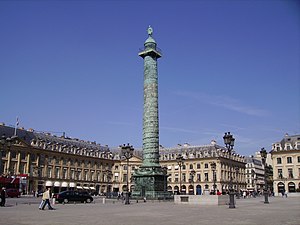 Plaza Vendôme, París. Aunque la apertura de la avenida central permite una gran perspectiva, es una plaza cerrada con sus cornières. La columna central (Columna Vendôme) imita la Columna Trajana. Su material proviene de los cañones capturados por Napoleón, a quien honra. Fue derribada durante la Comuna de París (1870), suceso del que fue responsabilizado Courbet.