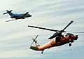 捜索救難活動の実演展示の様子。UH-60J救難機とU-125A捜索機はペアで運用される