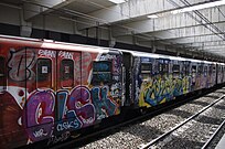 Ein Zug mit Graffiti (Type MB 100)