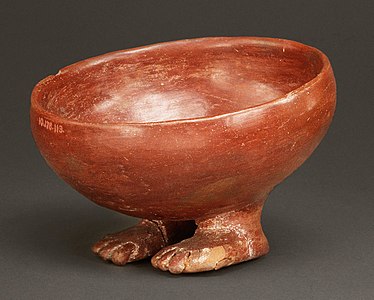 Bol à pieds humains. Fin Nagada I-début Nagada II, 3750-3500. Terre cuite rouge. D. 13 cm. Metropolitan Museum of Art