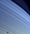 A silueta de Mimas sobre a latitudes norteñas de Saturno.