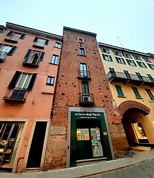 Torre degli Aquila, Strada Nuova.