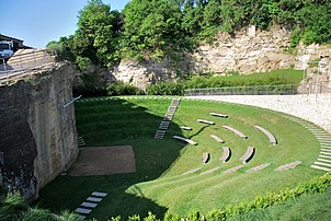 Amphithéâtre dans une ancienne carrière.