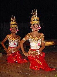 Para penari bidadari di Angkor, Kamboja.