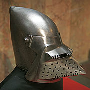 Casco de principios del siglo XV con visera