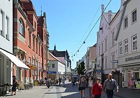 Lange Straße mit altem Postamt