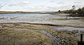 La Rivière du Faou à marée basse vue depuis la grève du Prioldy en direction de l'amont ; Le Faou est visible à l'arrière-plan de la photographie.