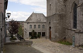 La halle et l'entrée de l'église.