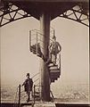 Gustave Eiffel posant au sommet de la tour Eiffel, photographié par les Neurdein (1889).