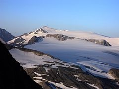 Vue sur les glaciers de la Vanoise : le glacier de la Roche Ferran au centre, avec le dôme de Chasseforêt en arrière-plan à l'horizon.