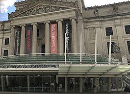 Het Brooklyn Museum in New York met een spandoek van David Bowie Is in maart 2018