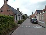 Ingang naar de Westerhofstraat, waaraan kerk en pastorie staan (2010)