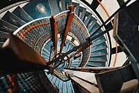 Wendeltreppe in der Station Gloucester Road, London; der barrierefreie Ausbau ist teilweise mit Herausforderungen verbunden