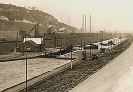 Sluis nr. 3 in Grand Lanaye (Groot-Ternaaien), in de bedding van het Albertkanaal. Elektrisch sleeptreintje, ca. 1933