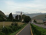 Loppio mit Blickrichtung Etschtal, links die Kirche und rechts La Fabbrica