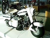 Cushman Silver Eagle uit 1958, door zijn constructie eigenlijk een motorfiets