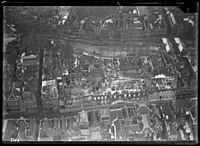 Luchtfoto van omstreeks 1930 met het in 1929 afgebrande stadhuis midden-voor