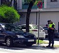 Policía local de Boiro co uniforme en uso entre 2005 e 2011. En España as policías municipais teñen uniformes unificados por lei[17], a partir de 2012 o uniforme é azul claro na parte superior da camisa e azul escura no resto, aínda que a súa implantación é progresiva.