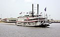 De fleste sejler dog kortere eller længere ture med turister, her flodbåden Natchez, der sejler ture fra New Orleans.