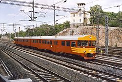 Sm2 6056 vanhassa värityksessä Helsingin ja Pasilan välillä vuonna 2001.