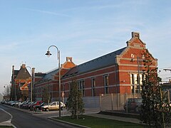 Parking et ancien bâtiment des postes.