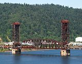 Spoorbrug in Portland (USA), die tot 61 meter boven het water kan stijgen.