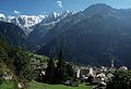 Il Pizzo Badile (sullo sfondo, a destra) visto dalla località di Soglio in val Bregaglia.