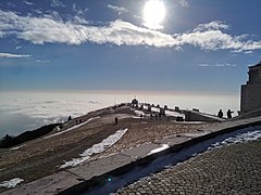 Winterliche Ausblick auf die in Nebel verhüllte Tiefebene