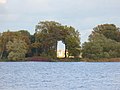 Potsdam, Neuer Garten. Blick vom Marmorpalais zum Pfaueninsel-Schloss, Entfernung etwa 4 km