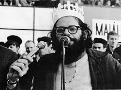 Allen Ginsberg koronában, a „Királyunk” című beszédekor, 1965-ben