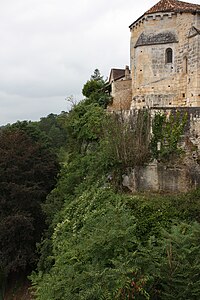 Chorende der Ortskirche Saint-Étienne über der Steilwand aus Coniacium