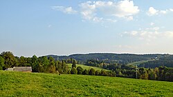 Krajina u Trhové Kamenice v geologicky pestré Kameničské vrchovině, georeliéfem členité a v rozsahu 275 až 738 m n. m. tvořící geomorfologický okrsek