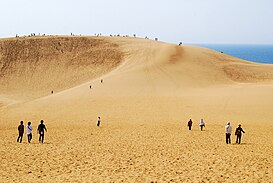 Đồi cát Tottori gần thành phố Tottori, một thắng cảnh du lịch nổi tiếng của tỉnh Tottori.